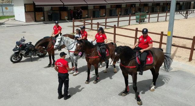 Adana’da engelli çocuklar polis araçlarına ve ata bindi