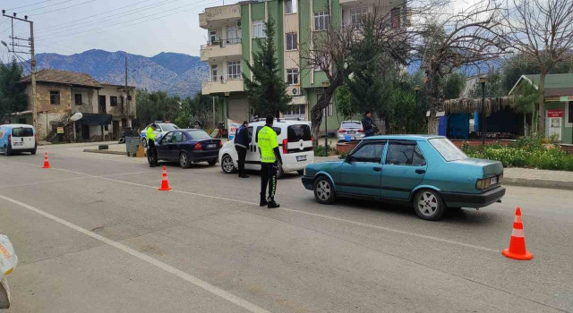 Kozan’da uyuşturucu satmak ve dolandırıcılık suçundan aranan iki kişi yakalandı