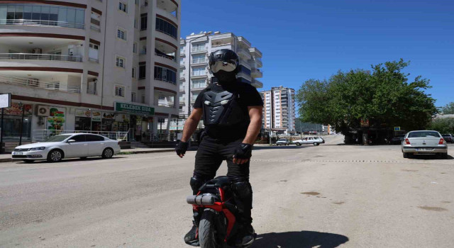 Trafikte gören ”robot” sanıyor