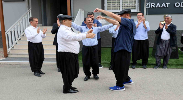 Adana şalvarının tescillenmesini davul zurna ile kutladılar