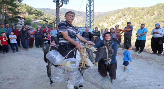 Susuz kalan Feke'liler eşek ve katır ile su taşıyor