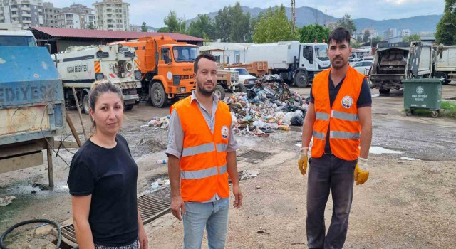 Kozan'da cüzdanını yanlışlıkla çöpe atan kadın için temizlik görevlileri seferber oldu