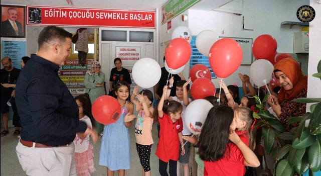 Okulla tanışan miniklere balonlu karşılama