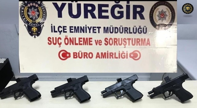 Şüphe üzerine durdurulan araçta 7 ruhsatsız silah çıktı