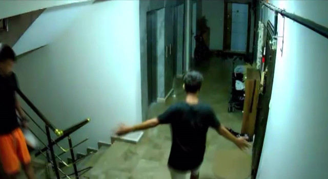 Arszlığın bu kadarı.. Göbek atarak ayakkabı çalan hırsızlar kamerada