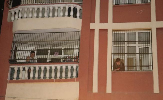 2 katlı müstakil evdeki odunluk yandı, vatandaşlar evlerinin balkonuna çıkarak kurtarılmayı bekledi