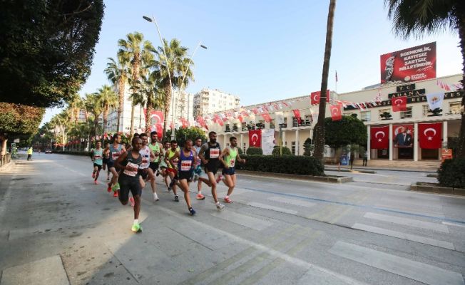 Adana’da, 11. Kurtuluş Yarı Maratonu koşuldu