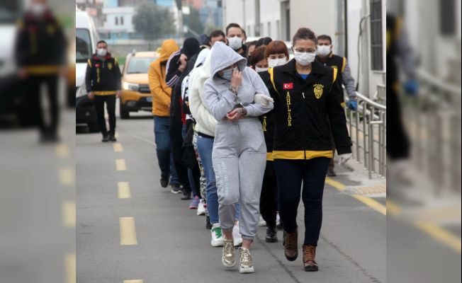 Adana’da fuhuş operasyonunda 5’i kadın 14 zanlı gözaltına alındı