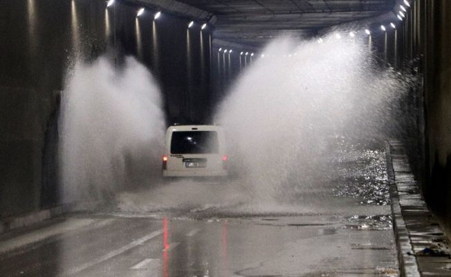 Adana’da şiddetli yağıştan yol çöktü, altgeçitleri su bastı