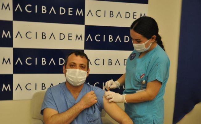 Aşı olan sağlıkçılar ’Covid-19’a karşı bende aşı oldum’ sticker taktı