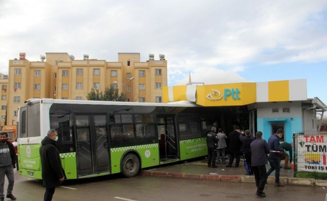 Belediye otobüsü PTT şubesine ok gibi saplandı