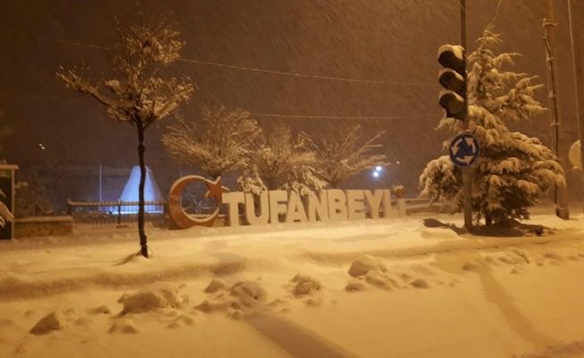 Tufanbeyli’de belediye ekiplerinin yoğun kar mesaisi