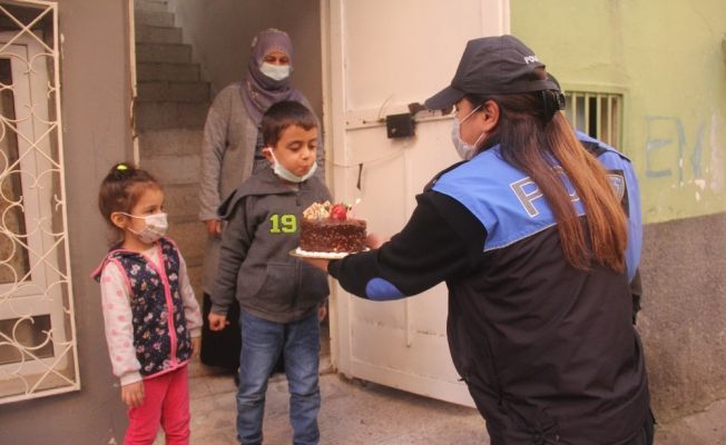 Cezaevindeki babası mektup yazdı, polisler doğum günü sürprizi yaptı