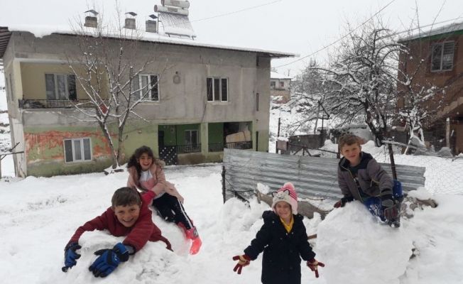 Çileye dönüşen kar çocukları sevindirdi