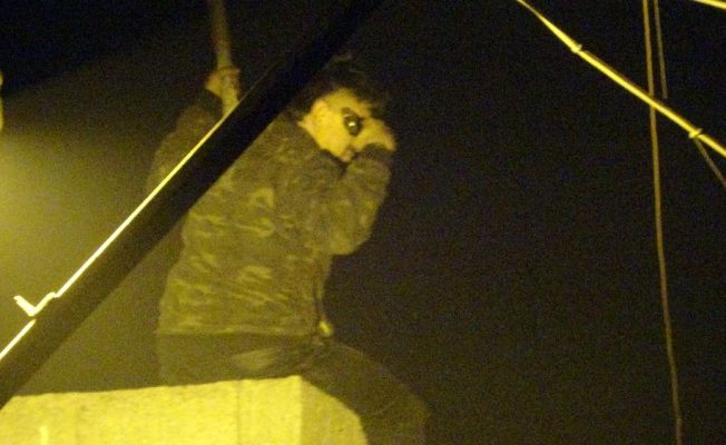 Havaya ateş açıp kendini odaya kilitledi, ikna olmayınca özel harekat devreye girdi