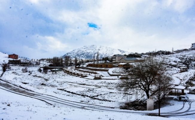 Tufanbeyli beyaz gelinliğini giydi