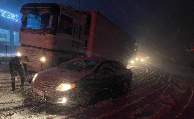 Adana-Ankara otoyolunda kar ve tipi olumsuz etkiledi