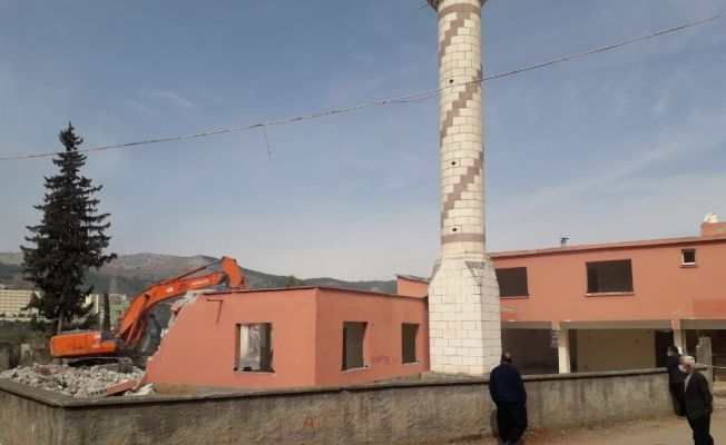 40 yıllık cami yenilenmek üzere yıkıldı