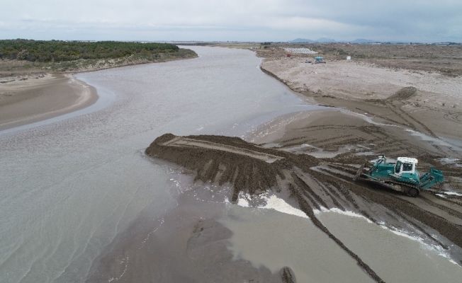 Atıkla kirlenen Karataş sahilleri drone ile görüntülendi