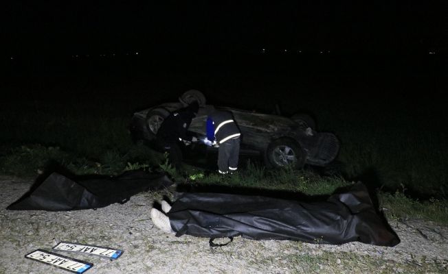 Elektrik direğine çarpan otomobil tarlaya devrildi: 2 ölü