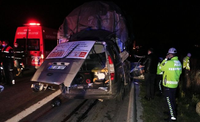 Hafif ticari araç tıra arkadan çarptı: 3 ölü