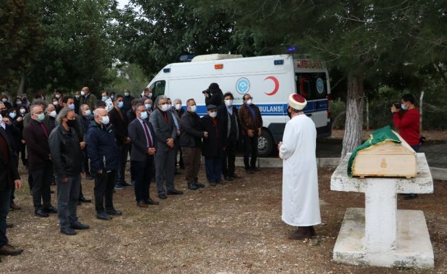 Koronadan ölen doktor, babası için ayrılan mezara defnedildi