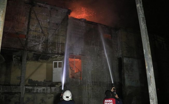 Tarihi evlerin yanındaki ahşap binada çıkan yangın korkuttu