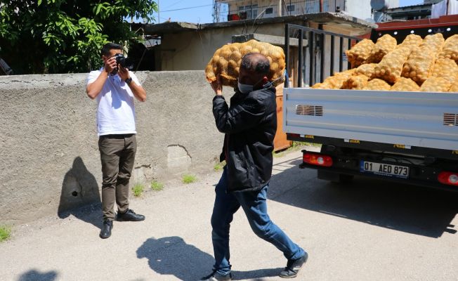 Adana’da ihtiyaç sahiplerine patatesler dağıtılmaya başlandı