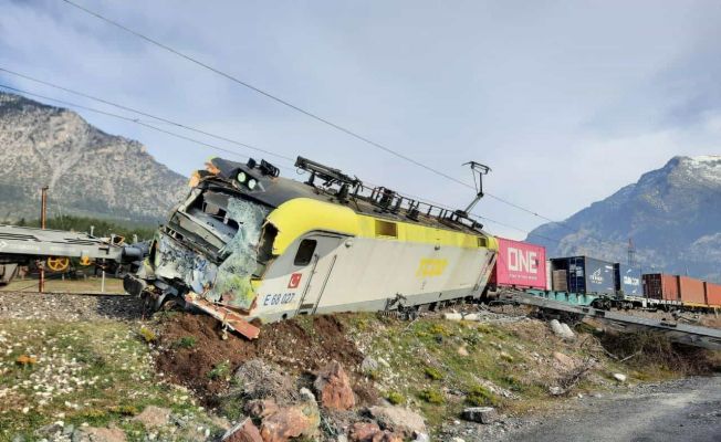 Adana’da yük treni raydan çıktı