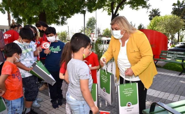 Başkan Erdem makamı çocuklara teslim etti