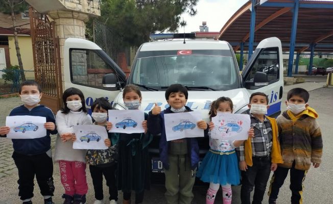 Çocuklar polis aracının önünü keserek sevgilerini gösterdi