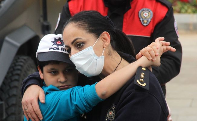 Engellilerden polise Atatürk resmi ve şiir sürprizi