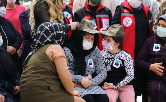 Şehidin kızı hem kendisine hem de annesine babasının şapkasını taktı