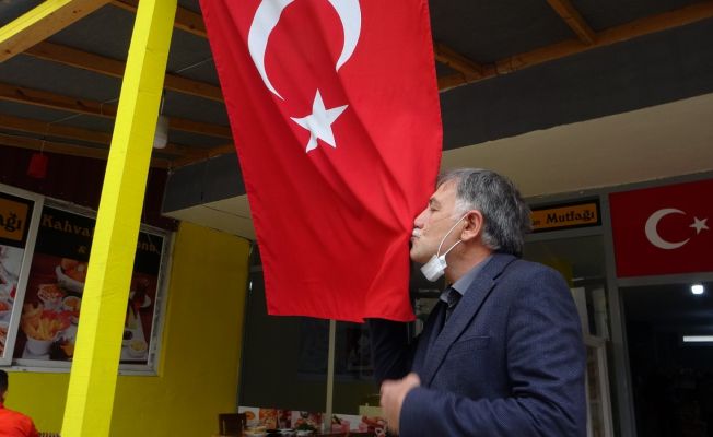 Şehit babası Türk bayrağını öpüp güvenlik güçlerine dua etti