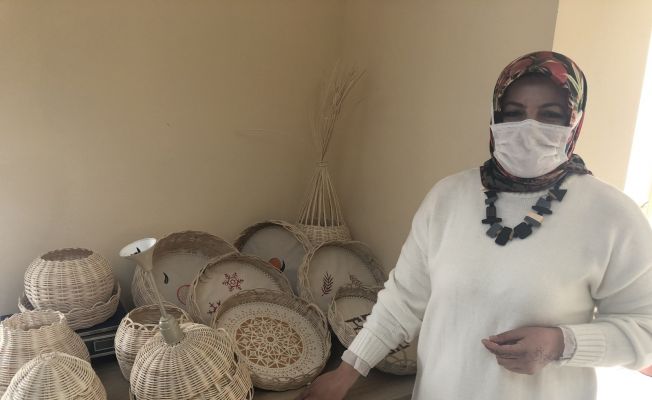 Sepet örerek hem stres atıyor hem de meslek öğreniyorlar