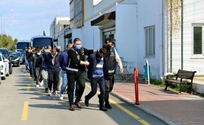 Silah kaçakçılığından gözaltına alınan 20 zanlı adliyeye sevk edildi