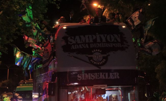 Adana Demirspor, üstü açık otobüsle kentte şampiyonluk turu attı