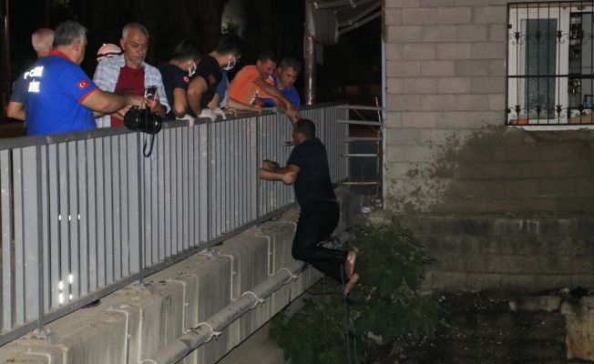 Adana’da kontrolden çıkan tır dereye düştü: 1 yaralı