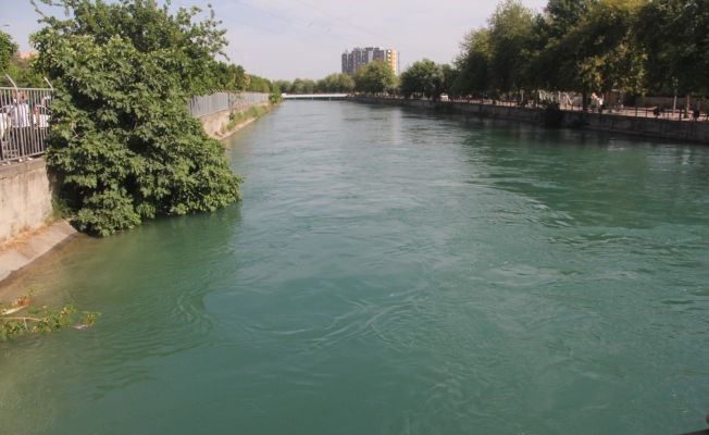 Eşi ve kardeşlerinin yanında kanala giren genç kayboldu