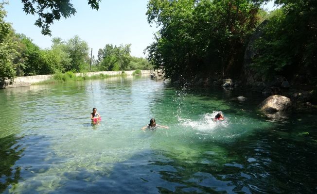 Sıcaklar bunalttı, vatandaşlar su kaynaklarına akın etti