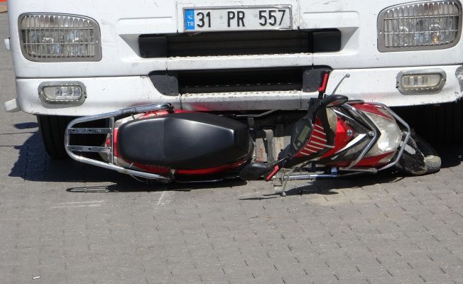 Tırın altında kalan elektrikli bisiklet sürücüsü hayatını kaybetti