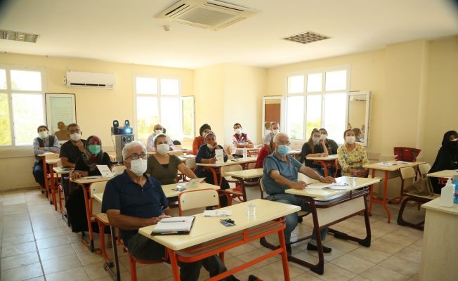 Yüreğir Belediyesi’nden çiftçilere arıcılık kursu