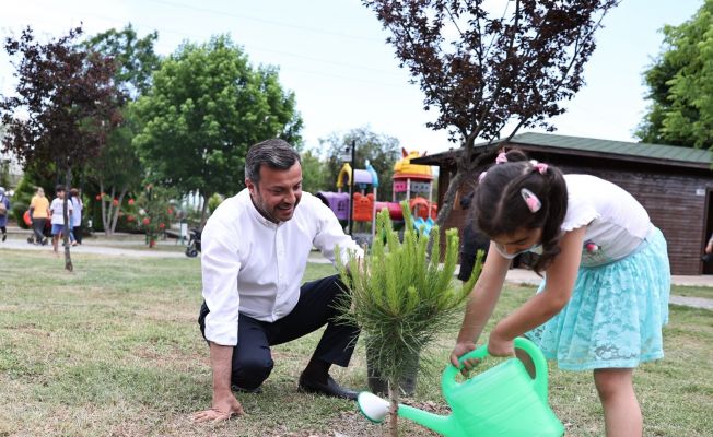 Başkan Kocaispir, çocuklarla fidan dikti