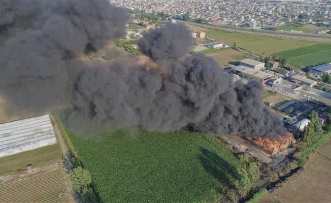 Geri dönüşüm fabrikasının deposunda çıkan yangın drone ile görüntülendi