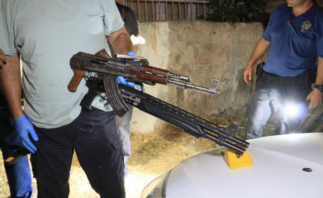 Kalaşnikof, tabanca ve pompalı tüfekle etrafa ateş açan şüpheliler kovalama sonucu yakalandı