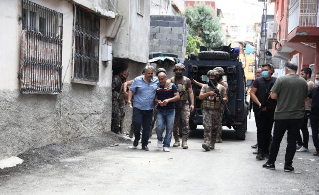 Linç edilmekten polis havaya ateş açarak kurtardı