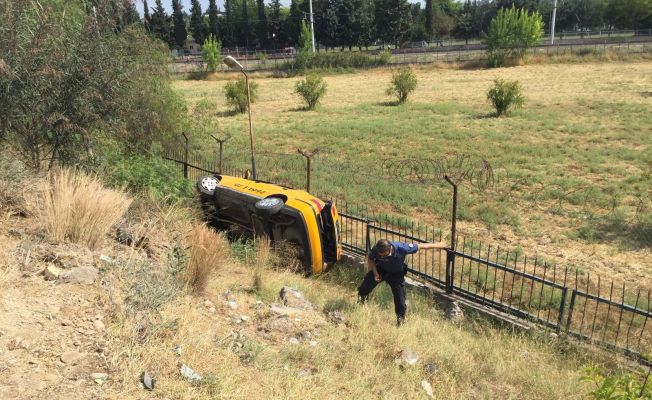 Virajı alamayan taksi şarampole devrildi