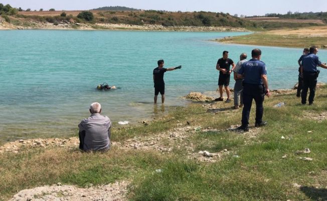 Ailesiyle piknik yaparken göle giren küçük çocuk boğuldu