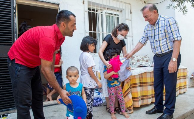 Akay, belediye çalışanları ve çocuklarla bayramlaştı