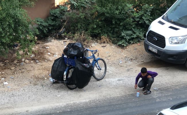 Plastik atık toplayan çocuktan duygu dolu görüntüler